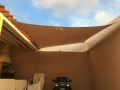 Wasserdichtes quadratisches Sonnensegel 3x3m in Beige über der Terrasse montiert für Schatten
