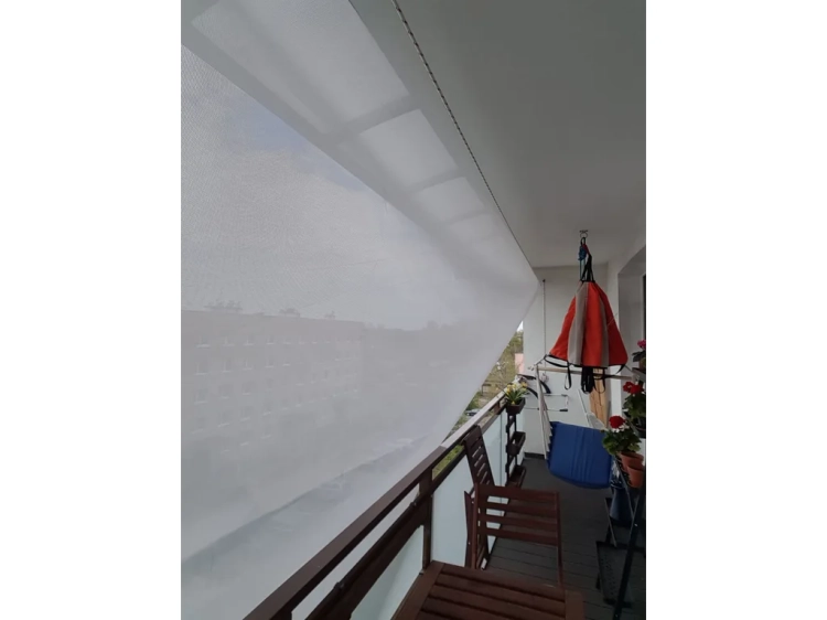 Toldo vela rectangular blanco 3,2x2,5 m instalado en el balcón protege del sol y proporciona sombra