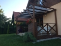 Voile d'ombrage rectangulaire 3,2x2,5 m montée sur une pergola en bois au-dessus d'une terrasse