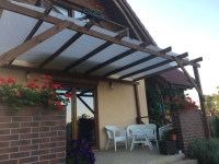 Toldo vela rectangular blanco 3,2x2,5 m montado en una pérgola de madera sobre la terraza con muebles de jardín