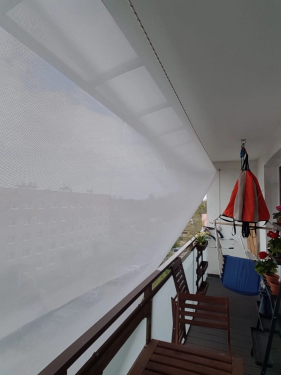 Biela obdĺžniková slnečná clona namontovaná na balkóne pre ochranu pred slncom a súkromie