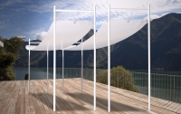 Voile d'ombrage romain blanc 2,1x7 m monté sur une structure métallique sur une terrasse avec vue sur les montagnes