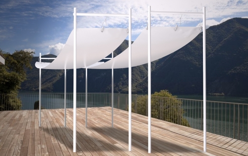 Voile d'ombrage romain blanc 2,1x7 m monté sur une structure métallique sur une terrasse avec vue sur les montagnes