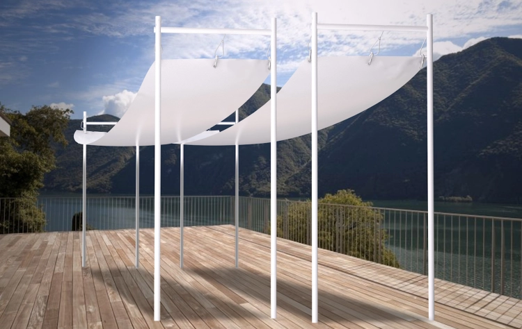 Voile d'ombrage romain blanc 2,1x7 m monté sur une structure métallique sur une terrasse avec vue sur les montagnes