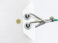Fixation d'angle pour voile d'ombrage triangulaire 5x5x7m avec mousquetons et câble en acier près d'une pièce